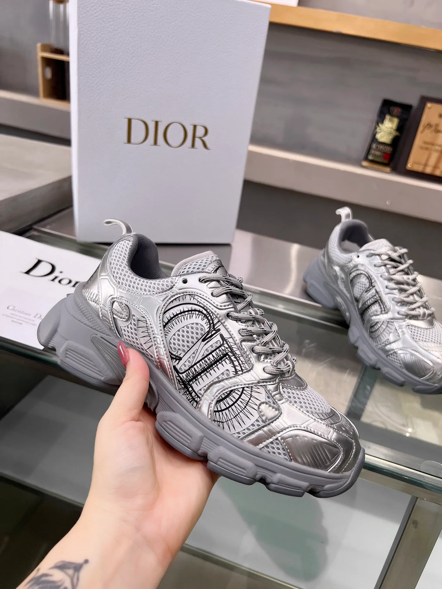 👟👟Ex-factory price 560👟👟 ⭐⭐⭐2024 latest hot style Reba's same model as Dior DIOR's brand new CHRONO shoes. A large number of silver glossy structures with gray mesh material. The rebound of the soles has also been improved. The ultra-light outsole feels great👍👍👍. It has increased by 5 centimeters. The recently popular thick-soled style makes me fall in love with it at first glance. Women's wear 35-40. Normal orders. Men's wear 40-45 pre-sale.